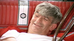 Das Kleidungsst&uuml;ck-Seil ist gerisssen und Henri (Louis de Funes) hat sich mit letzter Kraft in den Wagen gerettet.  +++ Die Verwendung des sendungsbezogenen Materials ist nur mit dem Hinweis und Verlinkung auf RTL+ gestattet. +++