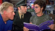Ehrfürchtig schauen sich Harry (Norbert Heisterkamp) und Viktor (Waldemar Kobus) Atzes (Atze Schröder) Sammelalbum der Nationalelf von 1974 an. Doch dann stutzen sie - das Bild von Bernd Hölzenbein fehlt! Ehrfürchtig schauen sich Harry (Norbert Heisterkamp) und Viktor (Waldemar Kobus) Atzes (Atze Schröder) Sammelalbum der Nationalelf von 1974 an. Doch dann stutzen sie - das Bild von Bernd Hölzenbein fehlt!