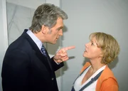 Dr. Schmidt (Walter Sittler) macht Nikola (Mariele Millowitsch) klar, dass sie Tim einen Bärendienst erwiesen hat, als sie ihn auf die Station geholt hat. Dr. Schmidt (Walter Sittler) macht Nikola (Mariele Millowitsch) klar, dass sie Tim einen Bärendienst erwiesen hat, als sie ihn auf die Station geholt hat.