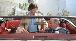 Henri (Louis de Funes, re.) und seine zwei ungebetenen Mitfahrer (Geraldine Chaplin und Olivier de Funes) sind mit dem Auto von der Stra&szlig;e abgekommen und in der Krone einer Pinie gelandet.  +++ Die Verwendung des sendungsbezogenen Materials ist nur mit dem Hinweis und Verlinkung auf RTL+ gestattet. +++