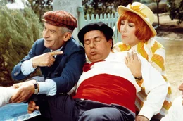 V.l.: Louis-Philippe Fourchaume (Louis de Fun&egrave;s), Scipio (Michel Galabru), Charlotte Castagnier (Colette Brosset)  +++ Die Verwendung des sendungsbezogenen Materials ist nur mit dem Hinweis und Verlinkung auf RTL+ gestattet. +++