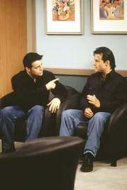 Joey Tribbiani (Matt LeBlanc, l.); Carl (Louis Mandylor, r.).