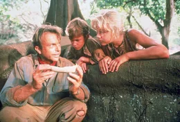 Dr. Alan Grant (Sam Neill, l.) untersucht mit den Kindern Tim (Joseph Mazzello) und Lex (Ariana Richards) ein Dinosaurier-Ei.  +++ Die Verwendung des sendungsbezogenen Materials ist nur mit dem Hinweis und Verlinkung auf RTL+ gestattet. +++