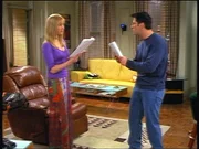 Unterst&uuml;tzt von Phoebe (Lisa Kudrow, l.) lernt Joey (Matt LeBlanc, r.) den Text f&uuml;r eine Serienrolle.