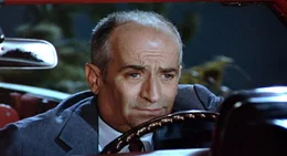 Henri (Louis de Funes) befindet sich in einer fast ausweglosen Situation: Hoch &uuml;ber dem Meer h&auml;ngt er mit seinem Wagen in einer Pinienkrone.  +++ Die Verwendung des sendungsbezogenen Materials ist nur mit dem Hinweis und Verlinkung auf RTL+ gestattet. +++