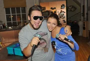 Nach dem j&auml;hen Ende seiner Party taucht pl&ouml;tzlich Emily (Anne Menden) auf, um mit Max "Tuner" (Thomas Drechsel) zu feiern. Und tats&auml;chlich k&ouml;nnen die beiden beim Karaoke f&uuml;r eine Weile die Geschichte mit Dominik vergessen.