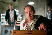 Semir (Erdogan Atalay) realisiert, dass Paul und er von Dennis im Bunker eingeschlossen wurden. Semir (Erdogan Atalay) realisiert, dass Paul und er von Dennis im Bunker eingeschlossen wurden.