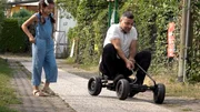 Mehmet will eine Pergola für seinen Garten, die aber erst genehmigt werden muss. Bis dahin vertreibt er sich die Zeit mit seiner Tochter.... Mehmet will eine Pergola für seinen Garten, die aber erst genehmigt werden muss. Bis dahin vertreibt er sich die Zeit mit seiner Tochter....