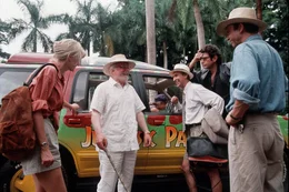 Dr. John Hammond (Richard Attenborough, 2. v. l.) begr&uuml;&szlig;t seine G&auml;ste Dr. Ellie Sattler (Laura Dern), Donald Gennaro (Martin Ferrero), Dr. Ian Malcolm (Jeff Goldblum) und Dr. Alan Grant (Sam Neill, v. l.) auf seiner Insel.  +++ Die Verwendung des sendungsbezogenen Materials ist nur mit dem Hinweis und Verlinkung auf RTL+ gestattet. +++