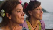 Anneliese Behrens (Hannelore Elsner) und Susanne Neuendorff (Anneke Kim Sarnau) beim Sonnenaufgang auf dem Steg