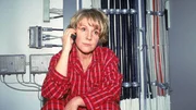 Nikola (Mariele Millowitsch) telefoniert mit Tim und erz&auml;hlt ihm deprimiert, dass ihre Tochter sie peinlich und unreif findet.