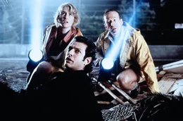 Von links: Ellie (Laura Dern), Ian (Jeff Goldblum) und Robert (Bob Peck) werden von Dinosauriern &uuml;berfallen.  +++ Die Verwendung des sendungsbezogenen Materials ist nur mit dem Hinweis und Verlinkung auf RTL+ gestattet. +++