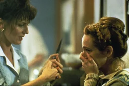 L-R: Polly Chalmers (Bonnie Bedelia) und Nettie Cobb (Amanda Plummer)