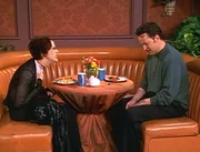 Chandler (Matthew Perry, r.) trifft sich mit der Filmproduzentin Dana (Bess Meyer, l.), um Joey zu einem Casting zu verhelfen.
