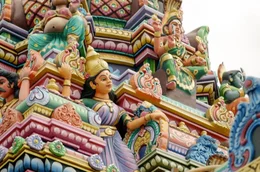 Schnitzereien auf einem hinduistischen Tempel in Moolakulam, einem Vorort von Pondicherry
