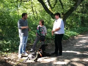 Martin R&uuml;tter (l.) besucht Ulrike, Dieter und ihren Gordon Setter Frodo.