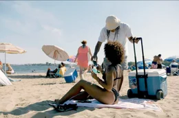 Um an Geld zu kommen, verkaufen der sich selbst &uuml;berlassene Teenager Rico (Juan Collado) und seine j&uuml;ngere Freundin am Strand der Bronx illegal gemixte Cocktails namens &bdquo;Nussknacker&ldquo;.