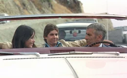 Henri (Louis de Funes, re.) ist &uuml;ber seine zwei ungebetenen Mitfahrer (Geraldine Chaplin und Olivier de Funes) alles andere als erfreut.  +++ Die Verwendung des sendungsbezogenen Materials ist nur mit dem Hinweis und Verlinkung auf RTL+ gestattet. +++
