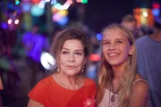 Anneliese Behrens (Hannelore Elsner) und Leni Neuendorff (Lina H&uuml;esker) bei der Fullmoonparty