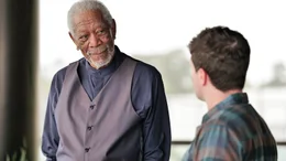 Franklin Fox (Josh Hutcherson, re.) verhindert bei einer Pr&auml;sentation des Unternehmers Anton Burrell (Morgan Freeman, li.) ein Attentat und entdeckt einen Ring, der Zeitreisen von 57 Sekunden erm&ouml;glicht. Anfangs nutzt er diese F&auml;higkeit f&uuml;r pers&ouml;nliche Vorteile. Doch sein Hauptaugenmerk richtet sich bald auf das Pharmaunternehmen Renson, das mit einem gef&auml;hrlichen Medikament den Tod seiner Schwester verschuldete. Die Zeitreisen f&uuml;hren jedoch zu katastrophalen Ereignissen.