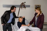 Als Thomas (Daniel Brockhaus) Sonja (Barbara Sotelsek, M.) mit ihrer Tocher Flo (Julia Albrecht) im Krankenhaus besucht, ist sie nicht bereit, ihm den Seitensprung zu verzeihen. Als Thomas (Daniel Brockhaus) Sonja (Barbara Sotelsek, M.) mit ihrer Tocher Flo (Julia Albrecht) im Krankenhaus besucht, ist sie nicht bereit, ihm den Seitensprung zu verzeihen.