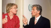 Nikola (Mariele Millowitsch) und Dr. Schmidt (Walter Sittler) versuchen ihre Zeit im Hotel zu koordinieren, damit sie sich nicht &uuml;ber den Weg laufen...