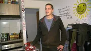 Mandes (29) lebt seit rund sechs Jahren vom Amt. Wegen einen Trauma aus der Kindheit, kann der gelernte Großhandelskaufmann nicht arbeiten. Aber er hat neuen Mut und Kraft geschöpft, er möchte sich zurück ins Arbeitsleben kämpfen. Mandes (29) lebt seit rund sechs Jahren vom Amt. Wegen einen Trauma aus der Kindheit, kann der gelernte Großhandelskaufmann nicht arbeiten. Aber er hat neuen Mut und Kraft geschöpft, er möchte sich zurück ins Arbeitsleben kämpfen.