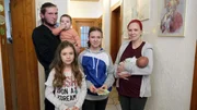 In Bergisch Gladbach lebt die 37-jährige Mandy (re.) mit ihrer Großfamilie. Während Mandy sich um die Kinder kümmert, geht ihr Verlobter arbeiten. Doch Pascals Dachdecker-Gehalt reicht nicht aus, um die Familie zu ernähren. In Bergisch Gladbach lebt die 37-jährige Mandy (re.) mit ihrer Großfamilie. Während Mandy sich um die Kinder kümmert, geht ihr Verlobter arbeiten. Doch Pascals Dachdecker-Gehalt reicht nicht aus, um die Familie zu ernähren.