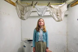 Marie (Momo Baier) betrachtet argw&ouml;hnisch ihre Unterhose, die zwischen denen von Vater und Bruder h&auml;ngt.