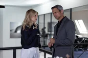 Benedikt (Jens Hajek) l&auml;sst sich wider Willen von Patrizia (Miriam Lahnstein) nachdenklich stimmen.
