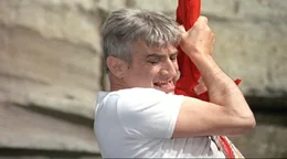 Henri (Louis de Funes) versucht sich an zusammengeknoteten Kleidungsst&uuml;cken aus der Pinienkrone abzuseilen.  +++ Die Verwendung des sendungsbezogenen Materials ist nur mit dem Hinweis und Verlinkung auf RTL+ gestattet. +++