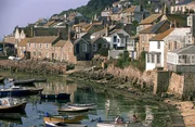 Die junge Witwe Mona Sullivan lebt seit dem Unfalltod ihres Mannes zurückgezogen in einem alten Haus in Cornwall. Die junge Witwe Mona Sullivan lebt seit dem Unfalltod ihres Mannes zurückgezogen in einem alten Haus in Cornwall.