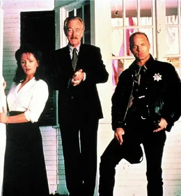 L-R: Polly Chalmers (Bonnie Bedelia), Leland Gaunt (Max von Sydow), Sheriff Alan Pangborn (Ed Harris)