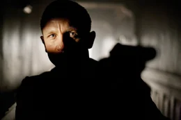 Um seine Vorgesetzte M zu sch&uuml;tzen, kehrt der untergetauchte M16-Agent James Bond "007" (Daniel Craig) zur&uuml;ck und macht sich auf die Suche nach den Drahtziehern, die M aus dem Weg r&auml;umen wollen.  +++ Die Verwendung des sendungsbezogenen Materials ist nur mit dem Hinweis und Verlinkung auf RTL+ gestattet. +++