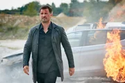 Weil Marc Debosch (Simon Böer) verhindern möchte, dass Finn und Kim die verschollenen Autobahn-Cops finden, zündet er deren Fahrzeug an. Weil Marc Debosch (Simon Böer) verhindern möchte, dass Finn und Kim die verschollenen Autobahn-Cops finden, zündet er deren Fahrzeug an.