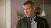 Dragan (Florian Thunemann) hat den Drang, wiedergutzumachen, was er angerichtet hat. Dragan (Florian Thunemann) hat den Drang, wiedergutzumachen, was er angerichtet hat.