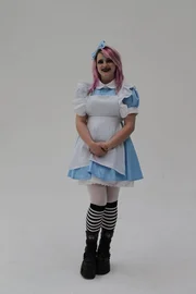 Cosplay-Fan Phoebe liebt ihren Alice im Wunderland-Look, doch sie m&ouml;chte dennoch als erwachsene Frau ernst genommen werden. Kann ihr das Styling-Team helfen, das Kind in ihr hinter sich zu lassen und aus ihr eine nat&uuml;rliche Sch&ouml;nheit zu machen?