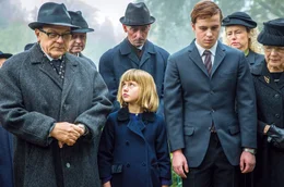 Vater (Bernhard Sch&uuml;tz, l.), Marie (Felizia Trube) und ihr Bruder Wolfgang (Matti Schmidt-Schaller, r.) bei der Beerdigung der Mutter.