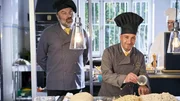 Charles (Waldemar Kobus) und Semir (Erdogan Atalay) haben sich - als Hilfsköche getarnt - auf die Verkaufsveranstaltung eines Waffenhändlers eingeschleust. Charles (Waldemar Kobus) und Semir (Erdogan Atalay) haben sich - als Hilfsköche getarnt - auf die Verkaufsveranstaltung eines Waffenhändlers eingeschleust.