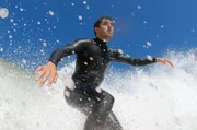 Ant&oacute;nio Laureano surft die &bdquo;Big Waves&ldquo; in Nazar&eacute;.