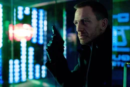 Um seine Vorgesetzte M zu sch&uuml;tzen, kehrt der untergetauchte M16-Agent James Bond "007" (Daniel Craig) zur&uuml;ck und macht sich auf die Suche nach den Drahtziehern, die M aus dem Weg r&auml;umen wollen.  +++ Die Verwendung des sendungsbezogenen Materials ist nur mit dem Hinweis und Verlinkung auf RTL+ gestattet. +++