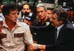 ARD COP LAND (cop land), USA 1997, Regie James Mangold, am Donnerstag (01.03.12) um 00:30 Uhr im Ersten. Der interne Ermittler Moe Tilden (Robert de Niro) nimmt Freddy (Sylvester Stallone, li) nach dem Showdown unter seine Fittiche.