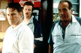 "Cop Land". Im Bild: Um ihre schmutzigen Gesch&auml;fte zu sch&uuml;tzen, gehen Ray (Harvey Keitel), Rucker (Robert Patrick) und Frank (Arthur J. Nascarella) &uuml;ber Leichen.