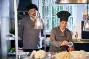 Charles (Waldemar Kobus) und Semir (Erdogan Atalay) haben sich - als Hilfsk&ouml;che getarnt - auf die Verkaufsveranstaltung eines Waffenh&auml;ndlers eingeschleust.