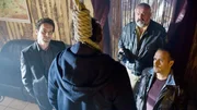Semir (Erdogan Atalay, re.), Chris (Gedeon Burkhard, li.) und Horst (Dietmar Huhn) st&uuml;rmen das Vereinsheim, in dem sich Gangster Wenzel scheinbar erh&auml;ngt hat. Doch Chris glaubt nicht an Selbstmord...