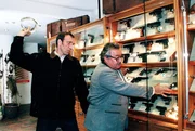 Peter Rogner (Jochen Nickel, l.) überfällt den Verkäufer eines Waffengeschäftes (Tamàs Ferkai, r.), um eine Pistole zu klauen ... Peter Rogner (Jochen Nickel, l.) überfällt den Verkäufer eines Waffengeschäftes (Tamàs Ferkai, r.), um eine Pistole zu klauen ...