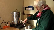 Ingrids Quitten reif sind und werden von ihr zu hochprozentigem Likör verarbeitet. Ingrids Quitten reif sind und werden von ihr zu hochprozentigem Likör verarbeitet.