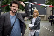 Schon mehrfach wurde der geniale Physikprofessor Felix "Einstein" Winterberg (Tom Beck, l.) wegen Diebstahls illegaler Aufputschmittel verhaftet. Nur ein außergewöhnlicher Deal mit der Polizei kann ihn vor dem Gefängnis bewahren: Er muss der Kriminalkommissarin Elena Lange (Annika Ernst, r.) bei einem Mordfall im Drogenmilieu als "externer Berater" zur Seite stehen ... Schon mehrfach wurde der geniale Physikprofessor Felix "Einstein" Winterberg (Tom Beck, l.) wegen Diebstahls illegaler Aufputschmittel verhaftet. Nur ein außergewöhnlicher Deal mit der Polizei kann ihn vor dem Gefängnis bewahren: Er muss der Kriminalkommissarin Elena Lange (Annika Ernst, r.) bei einem Mordfall im Drogenmilieu als "externer Berater" zur Seite stehen ...
