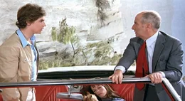 Henri (Louis de Funes, re.) und seine zwei ungebetenen Mitfahrer (Geraldine Chaplin und Olivier de Funes) sind mit dem Auto von der Stra&szlig;e abgekommen und in der Krone einer Pinie gelandet.  +++ Die Verwendung des sendungsbezogenen Materials ist nur mit dem Hinweis und Verlinkung auf RTL+ gestattet. +++