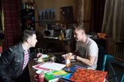 Bambi (Benjamin Heinrich, r.) fällt es schwer, das Baby-Geheimnis vor Easy (Lars Steinhöfel) zu wahren. Bambi (Benjamin Heinrich, r.) fällt es schwer, das Baby-Geheimnis vor Easy (Lars Steinhöfel) zu wahren.